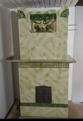 Takka vihreillä koristeellisilla tiilillä